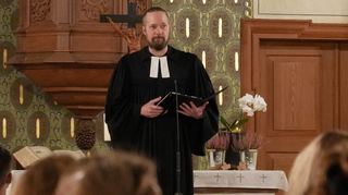 Pfarrer Jan Scheunemann leitete den Gottesdienst in der evangelischen Kirche, der von Schüler mitgestaltet wurde.
