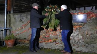 Bürgermeister Andreas Heun und Helmut Adam von der Gemeindevertretung legten an der früheren Synagoge einen Kranz nieder.