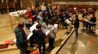 Unter der Leitung von Beate Crisand bereitet der Singkreis von St. Peter zusammen mit einigen Musikern das festliche vorweihnachtliche Konzert „Lichtblicke“ am 1. Dezember in der Kirche St. Peter vor.