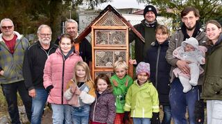 Junge Vogelschützer haben ein vierstöckiges Bienenhotel mitsamt verschiedenen Sicherheitsvorrichtungen gebaut und es dem Obst- und Gartenbauverein als Dank dafür gestiftet, dass sie im Glockenacker feiern durften.