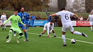 Tim Rettig (Nr. 6) war bei Bensheimer Standardsituationen zweimal erfolgreich zur Stelle und erzielte beide Treffer für den FC 07 gegen die FSG Riedrode – hier zieht er zur 1:0-Führung ab.