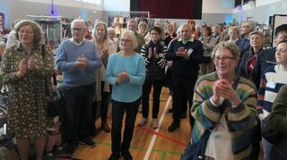 Geladene Gäste, Aussteller und Besucher lauschten zur Eröffnung des 36. Markts am Freitag den Worten der Organisatorinnen und von Bürgermeister Helmut Glanzner.