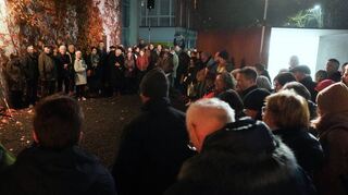 Am Bendheim-Platz wurde am Sonntagabend an die Opfer der Pogromnacht vor 86 Jahren erinnert.