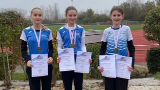 Auf Medaillenjagd waren bei den Crosslauf-Hessenmeisterschaften die LG-Athletinnen (v.l.) Carolin Streng, Elisabeth Sattler und Alisa Krafft.