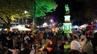 Beim Nightshopping in der Bensheimer Innenstadt war auch der Marktplatz ein Anziehungspunkt. Hier konnten Kinder am offenen Feuer Stockbrot backen.