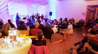 Die erste Wohnzimmerkirche der evangelischen Kirche lockte viele Besucherinnen und Besucher in den Stephanus-Gemeindesaal.