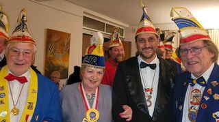 bhe Heppenheim Robin Chatterjee alias Robin der Münzmagier (2.v.r.) ist der neue Schirmherr der Heppenheimer Straßenfastnacht. Der Banker ist ein Fastnachts-Profi. Mit ihm freuen sich Zugmarschall Norbert Weiser (r.) und die beiden Ehrenzugmarschälle Werner Hell (l.) und Barbara Schaab.