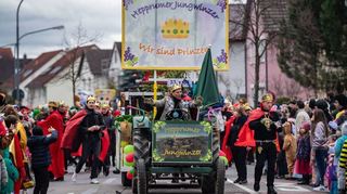 Der Fastnachtsumzug – in der gerade begonnen Kampagne findet er am Sonntag, 2. März, statt – ist ein Höhepunkt der Heppenheimer Straßenfastnacht; neuer Schirmherr ist Robin Chatterjee alias „Robin, der Münzmagier“ (2.v.r.). Mit ihm freuen sich Zugmarschall Norbert Weiser (r.) sowie die beiden Ehrenzugmarschälle Werner Hell (l.) und Barbara Schaab.