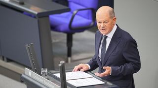 Bundeskanzler Olaf Scholz (SPD) gibt im Plenum des Bundestags eine Regierungserklärung ab.