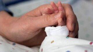 Frühgeborene sind bei der Geburt oft nicht vollständig entwickelt, besonders wenn sie vor der 28. Schwangerschaftswoche geboren werden.