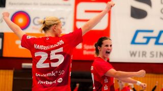 In den letzten Heimspielen gegen Thüringer HC (Foto) und im Pokal gegen Metzingen zeigten die Flames starke Leistungen. Nun wollen Kim Naidizinavicius (li.), Kapitänin Lisa Friedberger & Co. auch gegen Göppingen jubeln.