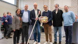 Mit einem Straßenbesen und einem Präsentkorb mit Leckereien wurde Holger Habich vom Zweckverband Kommunale Dienste (ZKD) verabschiedet. Unser Bild zeigt von links: ZKD-Vorstandsmitglied und Stadträtin Ingrid Germann, ZKD-Verbandsvorsitzender Christoph Neumeister, Bürgermeister Holger Habich, Bürgermeister Sebastian Bubenzer, Georg Rausch (ehemaliger Bürgermeister von Alsbach-Hähnlein) und ZKD-Geschäftsführer Mark Trautmann.