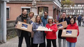 Bei der Vorstellung des Lichterbogens mit dabei (von links): Harry Hegenbarth, Katjuscha Maschik (Kaufhaus Ganz), Daniela und Pascal Kulcsar (Schnee und Reh), Elke Ditter (Förderverein Hilfen für Wohnungslose), Jens Hellmann-Schmidl (Wohnraum) und Angelika Wolfram (Touristinfo).