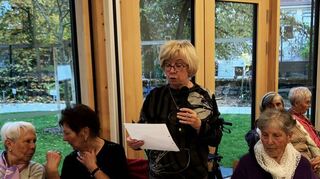 Gisela Schmitt hatte eine Auswahl an Heilkräutern zum Seniorentreff mitgebracht und informierte über die jeweilige Wirkung der Pflanzen.