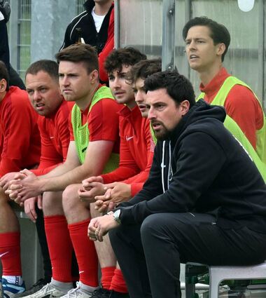 Auerbachs Trainer Giulano Tondo (vorn) hat personelle Probleme – entsprechend hofft er im Heimspiel gegen Höchst auf eine stark besetzte Bank.