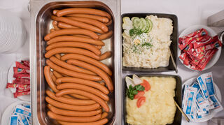 Klassisches HV-Catering: Kartoffelsalat und Würstchen.
