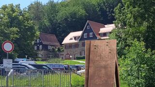 Das Mahnmal – hier eine Visualisierung – stammt von Adrian Koerfer. Am Montag wird es vor dem Gelände der ehemaligen Odenwaldschule enthüllt.