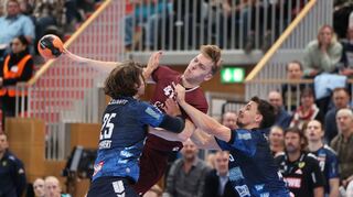 Starke Abwehrleistung: Die Löwen-Spieler um Olle Forsell Schefvert und Ivan Martinovic (r.) packen zu.
