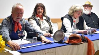 Sagen und Geschichten in Bergsträßer Mundart:Thomas Maul, Irene Drayß, Gerlinde Bannert und Peter Blessing (v. links). Am Beispiel einer Suppenkelle wurden die Unterschiede von „Ourewällerisch“ und „Hepprumerisch“ deutlich.