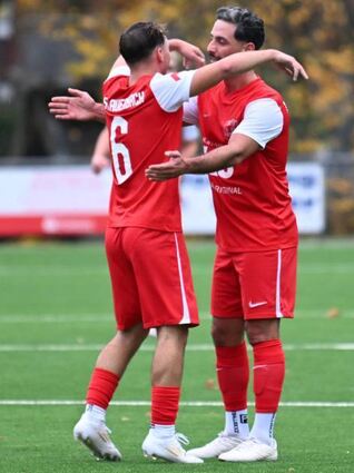 Ankido David (rechts) gratuliert Max Straschil zu dessen Treffer zum 2:0 für die TSV Auerbach.