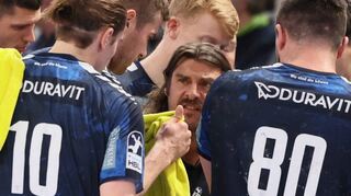 Löwen-Trainer Sebastian Hinze (Mitte) kann sein Team ab Dienstag gezielt auf das Landes-Derby bei FrischAuf Göppingen vorbereiten.