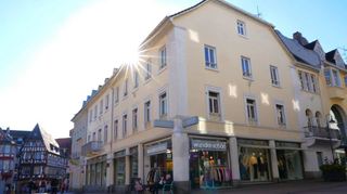 Bei der Stadtverordnetenversammlung war das ehemalige Kaufhaus Krämer Gegenstand einer lebhaften Diskussion. BfB, VuA und FWG hatten einen Antrag eingereicht, der bis zu dem Haushaltsberatungen Anfang 2025 ein Konzept forderte, auf dessen Grundlage über die Zukunft des Ensembles entschieden werden kann.