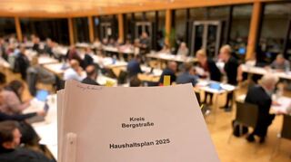 Bei der Sitzung des Kreistags am Montagabend in der AKG-Mensa in Bensheim brachte Finanzdezernent Matthias Schimpf den Haushaltsentwurf 2025 ein.