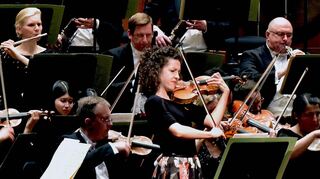 Bewahrt beim Akademiekonzert selbst in teuflischsten Passagen noch den guten Ton: Violinistin Sarah Christian bei Tschaikowskys Violinkonzert.