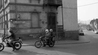 Bensheim in 1982: Jugendliche sind auf ihren Mopeds unterwegs in Richtung Rodensteinstraße.