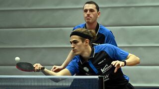 Felix Schubert (vorne am Ball) und Timo Freund gewannen ihre beiden Doppel am Doppelspieltag des VfR Fehlheim in der Oberliga und waren auch in den Einzeln eifrige Punktesammler.