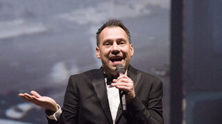 Der ehemalige Radiomacher Fitzek ist - wie hier 2919 im Rosengarten - ein Live-Entertainer, der nicht nur liest.