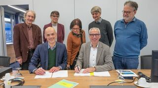 Bürgermeister Holger Habich und GGEW-Vorstand Carsten Hoffmann bei der Unterzeichnung des Vertrages eingerahmt vom Magistrat (von links) mit Reinhold Geierhaas, Evelyn Berg, Ingrid Germann, Michael Knecht und Rolf Jaenchen.