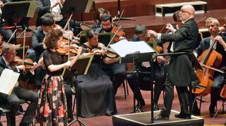 Passen musikalisch gut zusammen: Solistin Sarah Christian und GMD Roberto Rizzi Brignoli. Bild: Manfred Rinderspacher