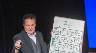 bzw,17.11.2024, Theater Mobile, Harry Keaton "Mein Gehirn und ich", Menatalmagie und Zauberei , eine Zahl zu erraten die dann auch noch in allen Quersummen sich ergibt, 
,, Bild: Thomas Neu