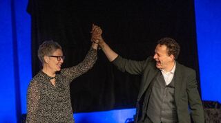 Harry Keaton fesselte auf magische Weise eine Zuschauerin per Handschellen an sich und erstaunte mit seinem Rechenquadrat um die Zahl 76.