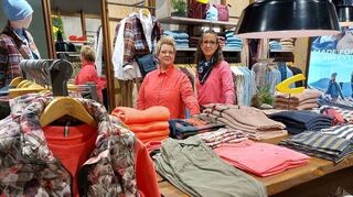 <p>Silke Heil und Nina Waldherrim Geschäft in Bensheim.<br></p>
