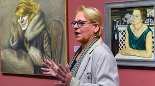 Neue Sachlichkeit soweit das Auge reicht: Kuratorin Inge Herold vor Werken in der Ausstellung in der Mannheimer Kunsthalle.