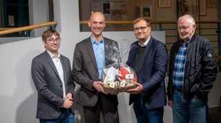Bei der Verbandsversammlung des Abwasserverbands wurde Holger Habich (2.v.li.) verabschiedet. Unser Bild zeigt (v. li.) Jens Pfeiffer (Verbandsgeschäftsführer), Holger Habich, Sebastian Bubenzer (Bürgermeister Alsbach-Hähnlein) und Peter Jankowski (ehemaliger Verbandsgeschäftsführer).