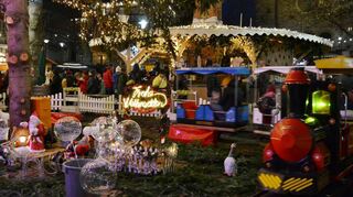Ein Klassiker beim Bensheimer Weihnachtsmarkt, der Kinderaugen leuchten lässt: Unter dem großen Tannenbaum auf dem Marktplatz dreht wieder die Eisenbahn ihre Runden und lädt den Nachwuchs zum Mitfahren ein.