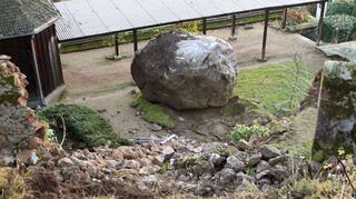 Der tonnenschwere Granitbrocken nach seinem Absturz in den Kurgarten im November 2009.