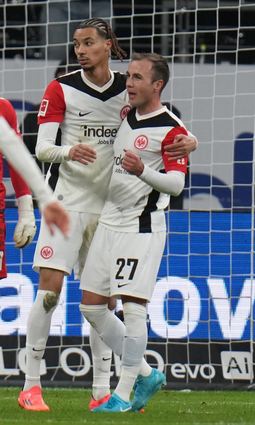 Der Vorlagengeber und der Vollstrecker: Mario Götze (rechts) jubelt nach dem 1:0 gegen Bremen mit Hugo Ekitiké.