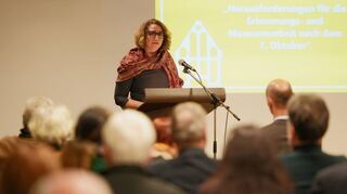 Bei der Jubiläumsfeier des Arbeitskreises Synagoge warnte Mirjam Wenzel (links) vor zunehmendem Antisemitismus und schwindender Zufriedenheit mit der Demokratie in Deutschland. Den musikalischen Rahmen des Festakts gestalteten Gabriela Kaufmann und Almut Schwab (rechts), zwei Künstlerinnen des Ensembles „Klezmers Techter“, in einer ebenso virtuosen wie mitreißenden Darbietung.
