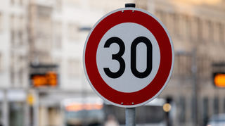 Die Zusatzzeichen sollen von den Schildern entfernt werden, sodass immer Tempo 30 gilt.