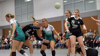 Im Topspiel der Frauen-Bezirksoberliga kommt die Erbacherin Michelle Bürner im Angriff gegen zwei Gegenspielerinnen der HSG Fürth/Krumbach zum Abschluss.