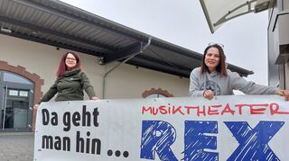 Martina Wagner und Yvonne Brunnengräber vor der denkmalgeschützten Halle des ehemaligen Güterbahnhofs, in dem sich jetzt die Kulturstätte befindet.