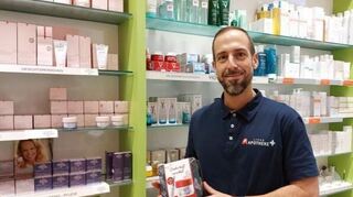 <p>Sebastian Rücker in der Apotheke<br></p>