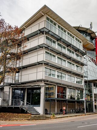 bre, Mittwochsserie, Wormser Straße, ehemaliger Raiffeisen Silko wurde Hotel, Bürogebäude, Flüchtlingsunterkunft , , Bild: Thomas Neu