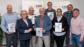 Anlässlich des 60-jährigen Bestehens unterstützt der KMB fünf Vereine, die sich für Natur und Umwelt einsetzen, mit je 1000 Euro – unser Bild zeigt (v.l.): Alexander Hedderich (Vogelschutz- und Liebhaberverein Einhausen), Erste Stadträtin Nicole Rauber-Jung, Andrea Hölscher (Vogel- und Naturschutzverein Wattenheim), Ulrich Rieckher (Nabu Beedenkirchen), Werner Eck (Nabu Bensheim/Zwingenberg), Heike Schneider und Walter Öhlenschläger (Förderkreis Große Pflanzenfresser im Kreis Bergstraße) sowie Frank Daum (KMB Geschäftsführer).