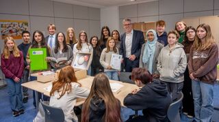 Bei seinem Besuch an der Geschwister-Scholl-Schule betonte Landrat Christian Engelhardt die Bedeutung der Jugendlichen als Hoffnungsträger für die Klimazukunft und überreichte Urkunden für die Teilnahme am ersten Jugend-Klimaforum.