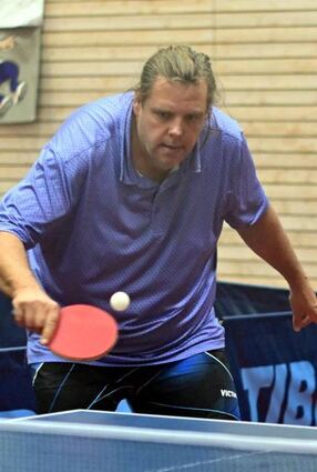 Das Bezirksliga-Derby war eine klare Sache mit einem 10:0-Sieg für den VfR Fehlheim IV gegen Topspin Lorsch II; nur Christian Nohturfft (links) musste gegen den Lorscher Ireneusz Mazurek (re.) in den fünften Satz.